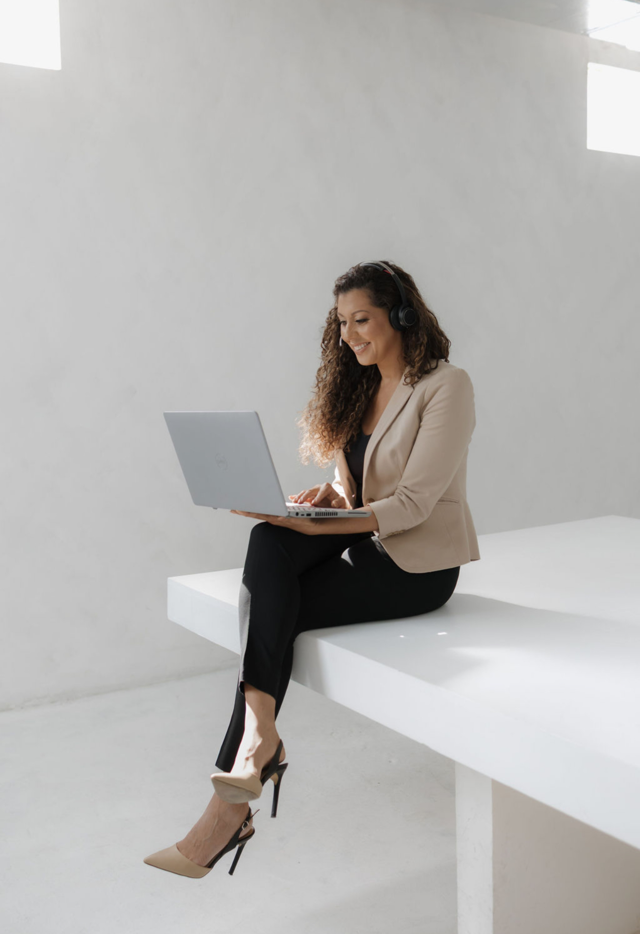 Jessica Pertuz coaching session with headphones and laptop
